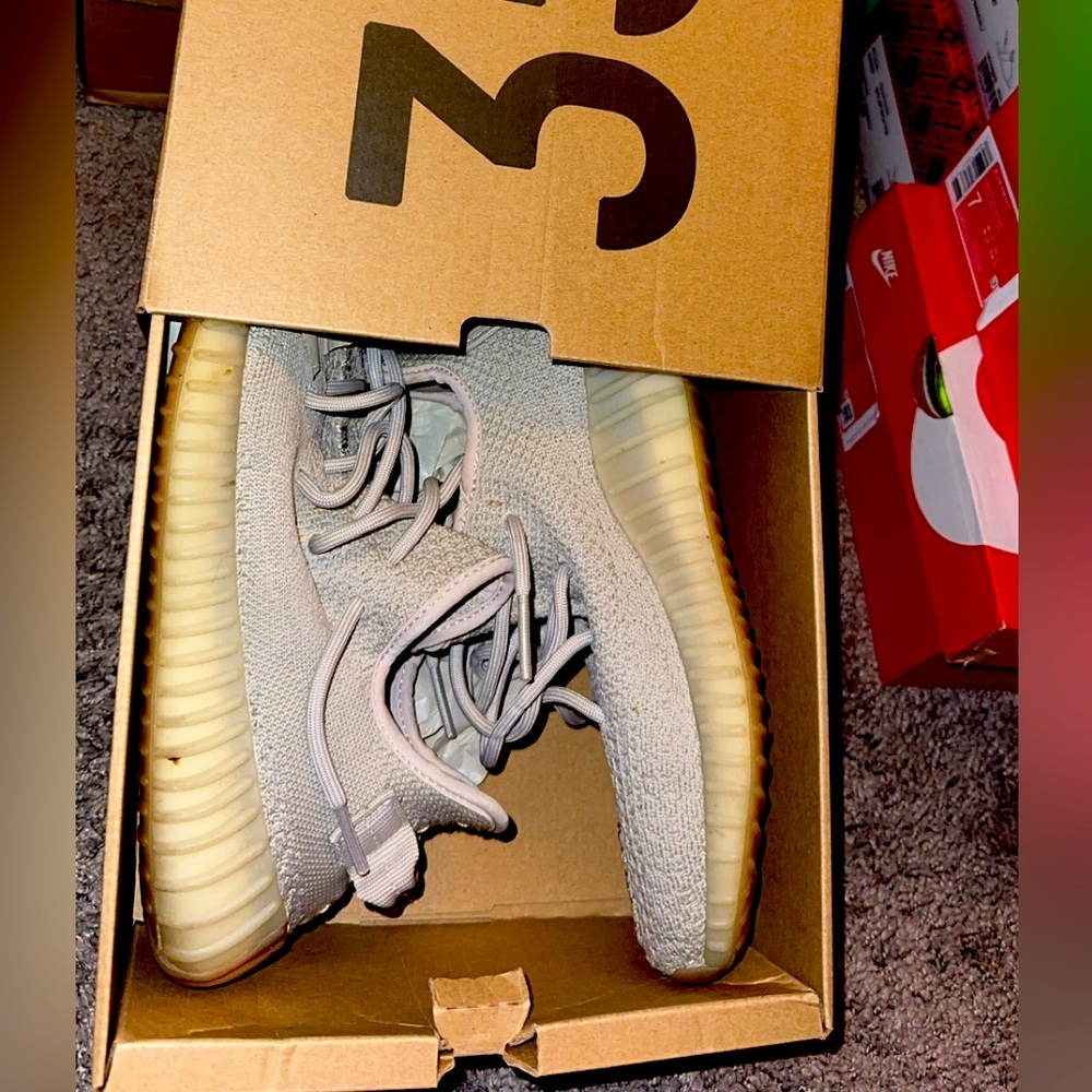Yeezy boost 350 v2 Exclusive shoe limited edition